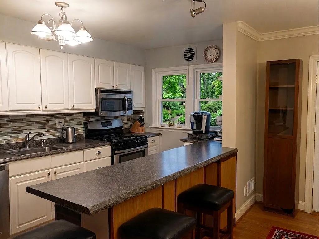 3 bed, 1292 sqft, $2,700 — Photo 2