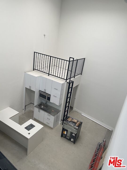 1st image of 553 Rose Ave #6