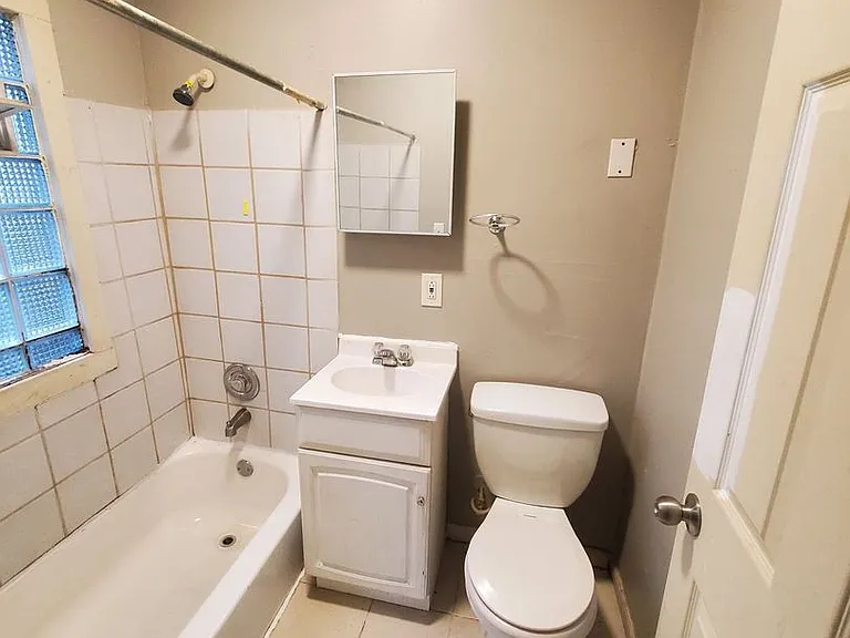 2214-2220 W Hopkins St. (8 Unit) — Photo 4