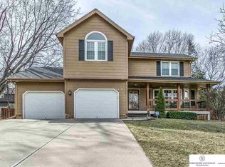 15711 Nottingham Dr, Omaha, NE 68118