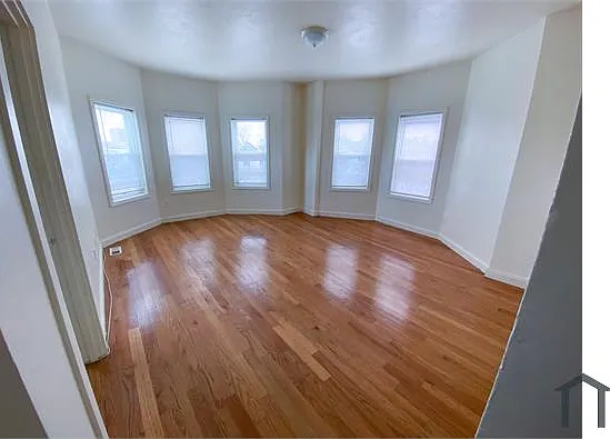5 bed, 1374 sqft, $4,300 — Photo 2