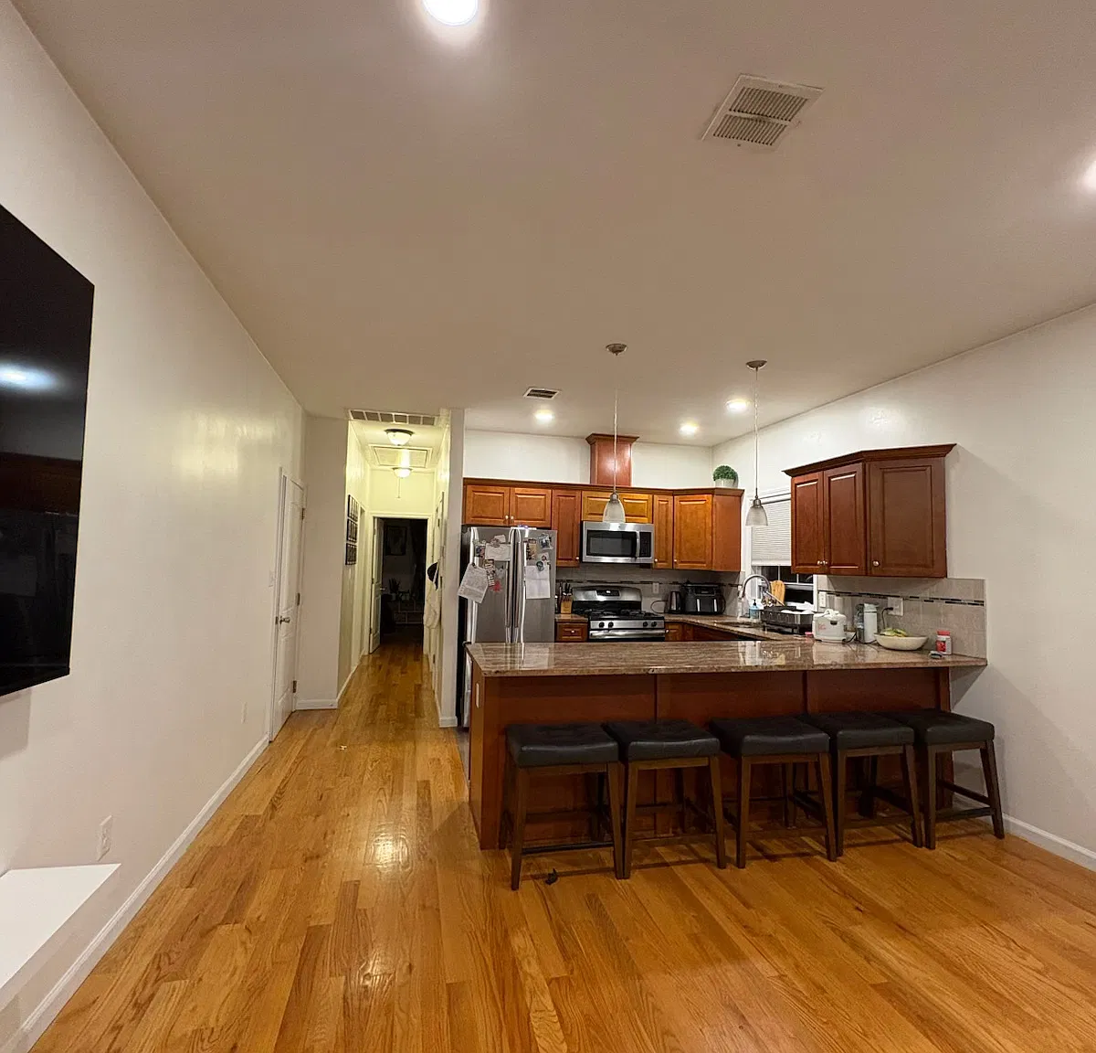 2 bed, 1300 sqft, $2,700 — Photo 2