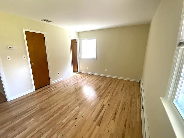266 Crombie St — Photo 15