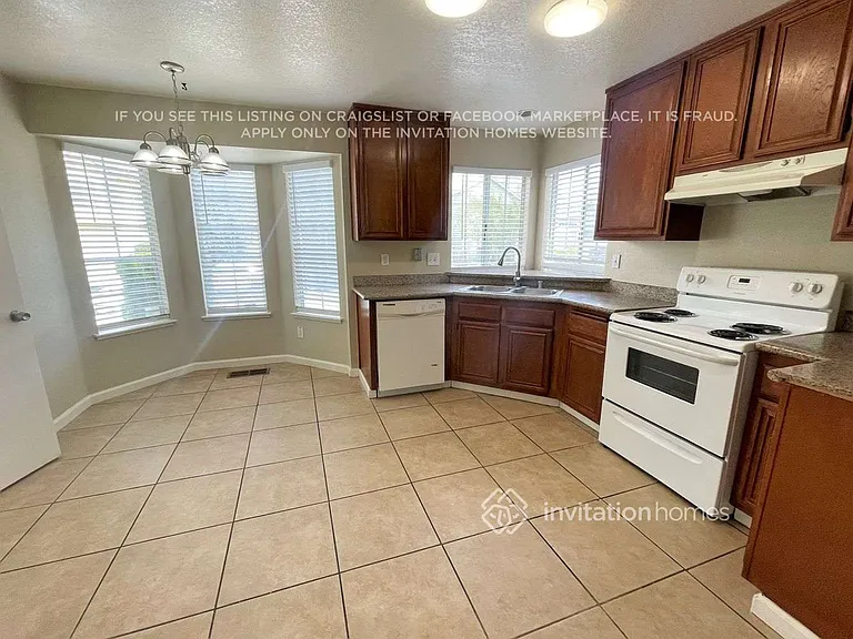 910 Edgewood Cir — Photo 6