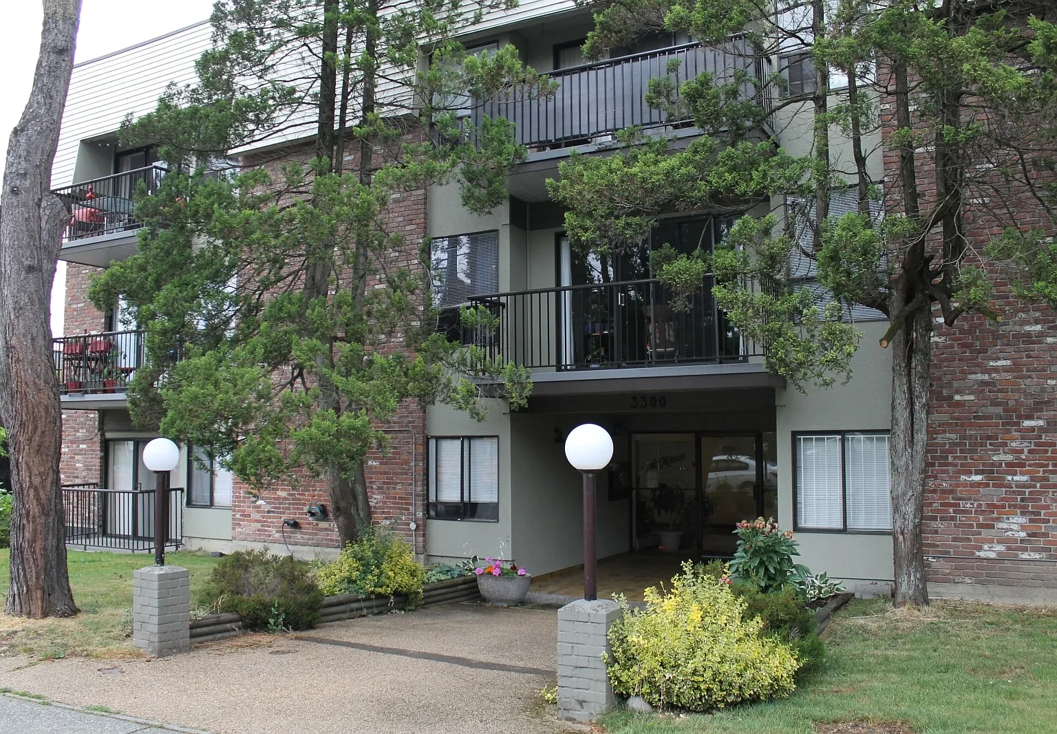 Oak Manor — Photo 1