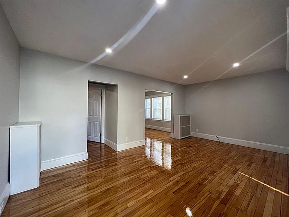 3rd image of 16 Corinthian Rd #1