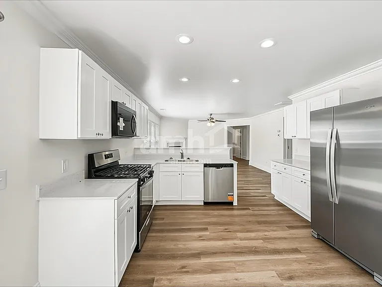 3911 Laurel View Cir — Photo 4