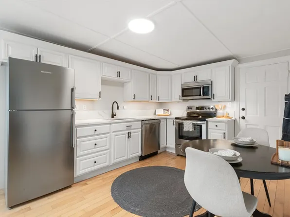 10 1/2 Herbert St APT 21, Salem, MA 01970