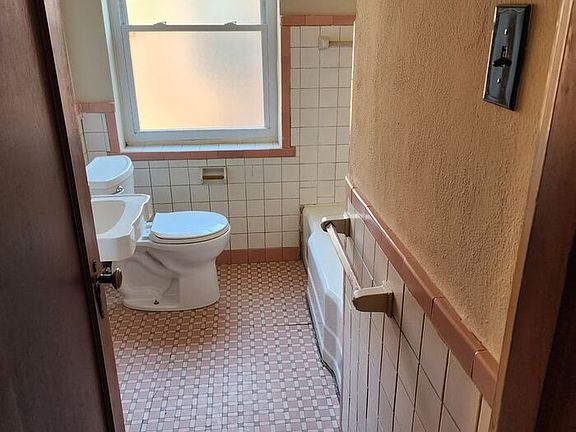5th image of 5446 Chippewa St #2E