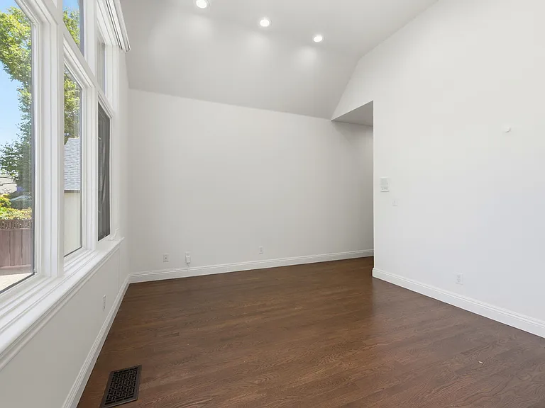 1506 Vancouver Ave — Photo 30