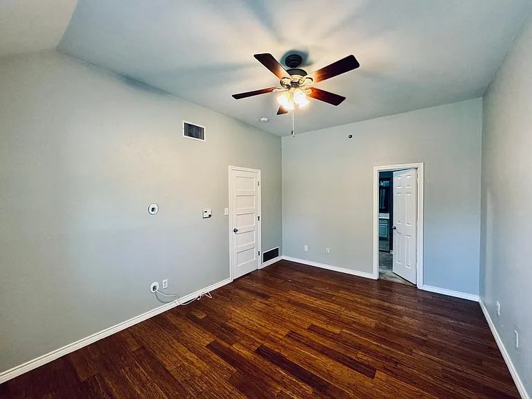 1508 Villars St — Photo 2