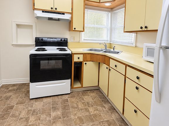 2nd image of 707 4th St #707