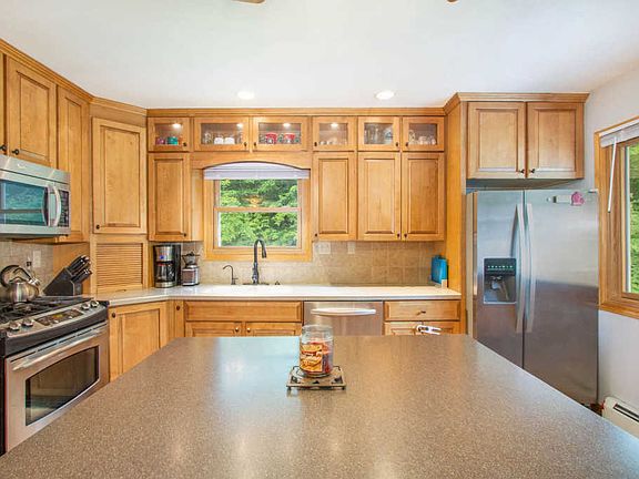 3rd image of 6068 Pickerel Dr NE