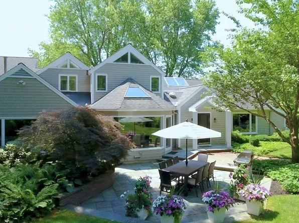 17 Cushing St, Hingham, MA 02043