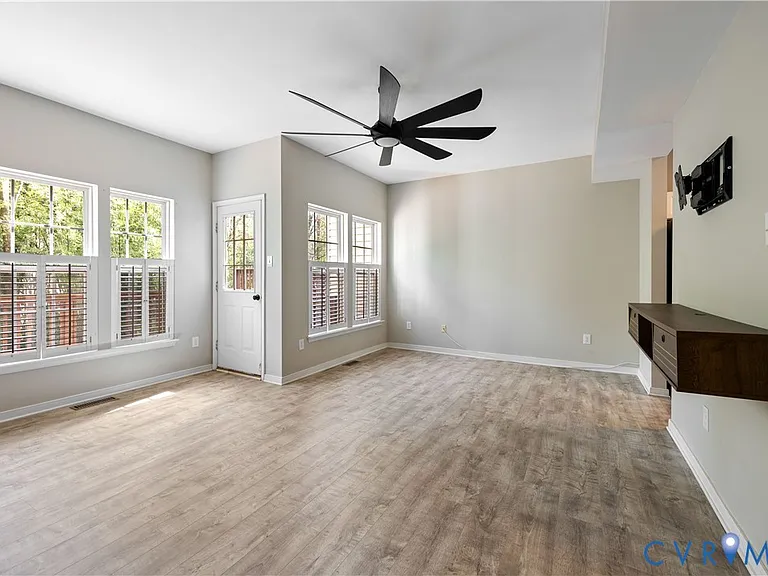 2805 Queensland Dr — Photo 10