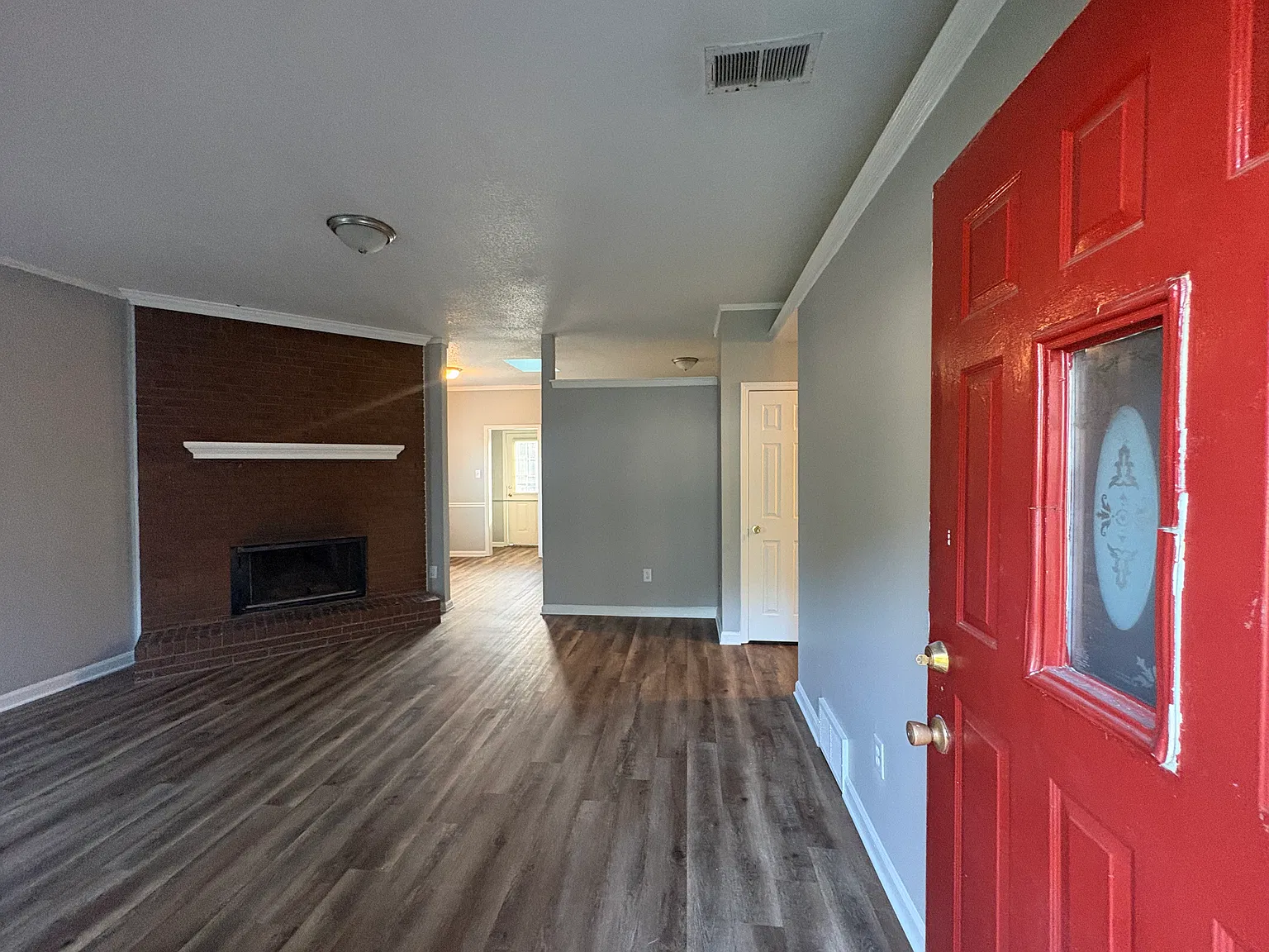 Gorgeous 3 Bedroom, 2 Bathroom Home — Photo 3
