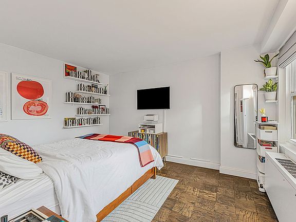 5th image of 305 E 24th St APT 15L