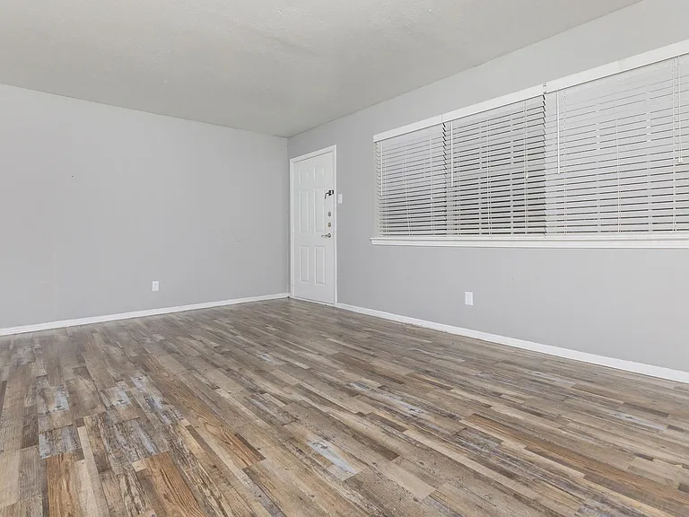Camelot Apartments — Photo 34