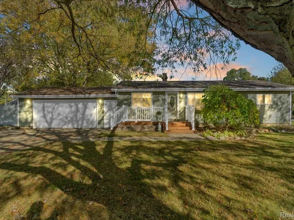 2161 Neeper St, Grand Blanc, MI 48439