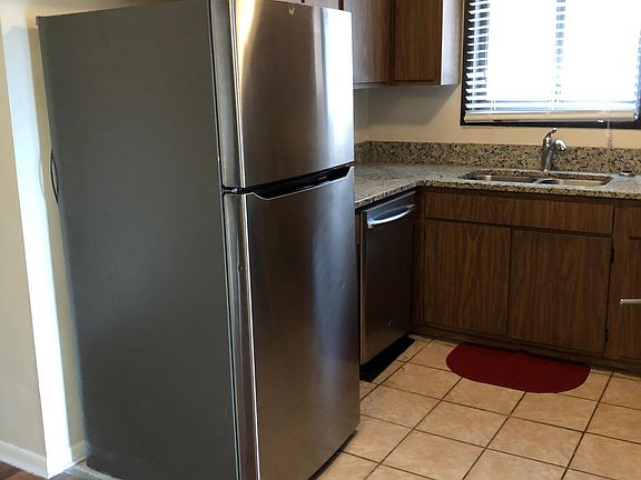 3rd image of 15740 Lake Dr APT 1BL