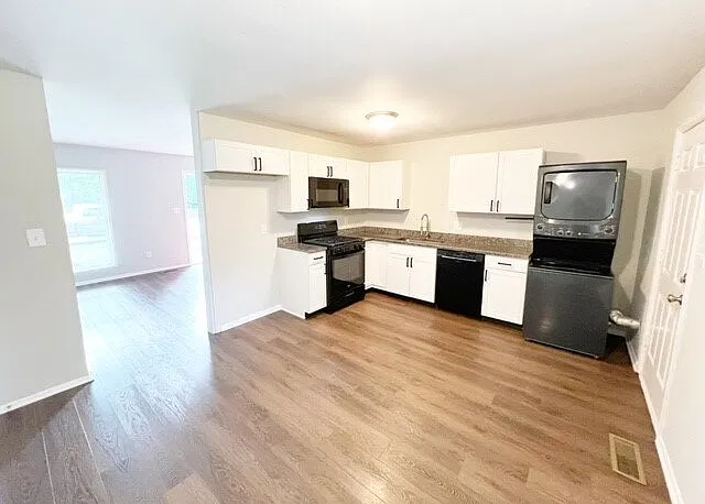 4 bed, 1.0 bath, 1000 sqft, $1,325 — Photo 4