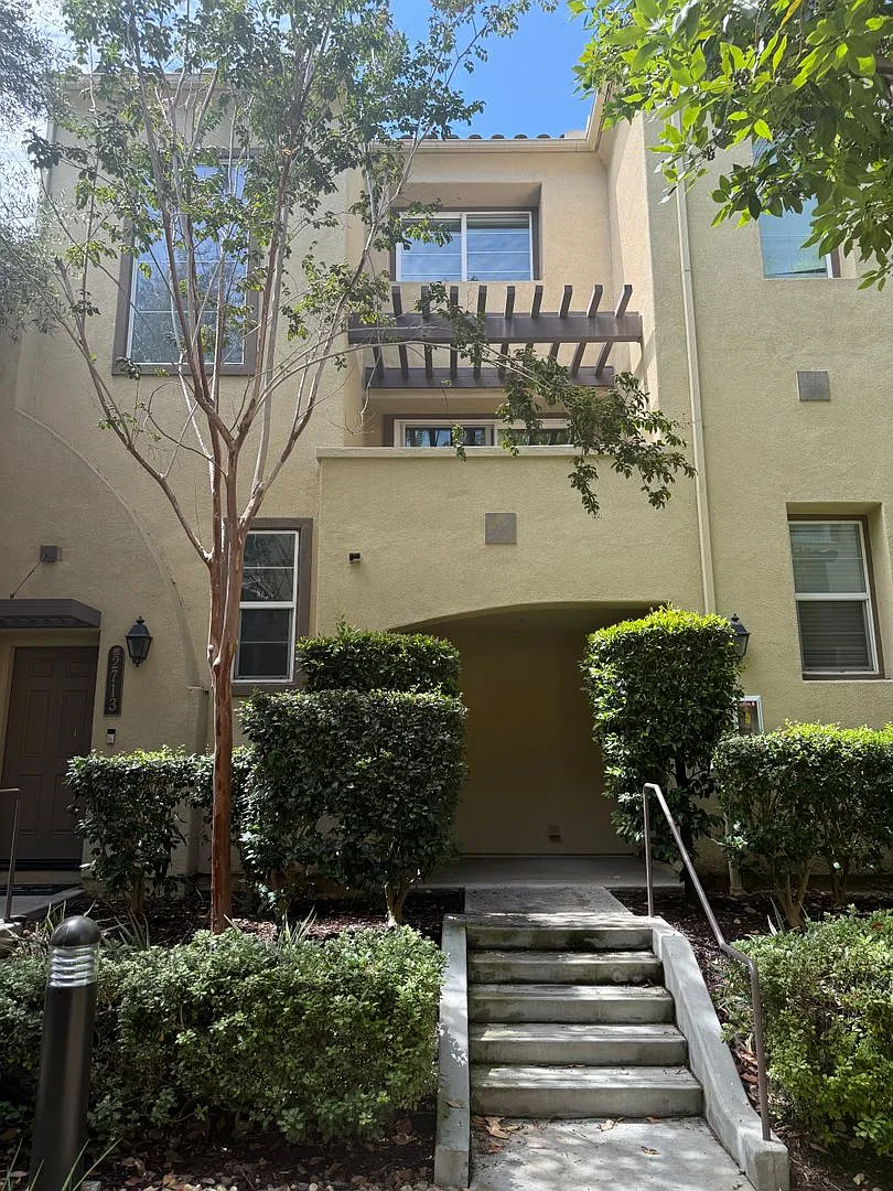 Modern 2 Bedroom Condo in Mission Valley — Photo 1