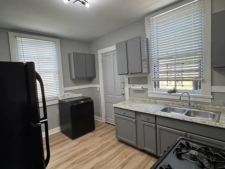 2221 N Prieur St — Photo 1