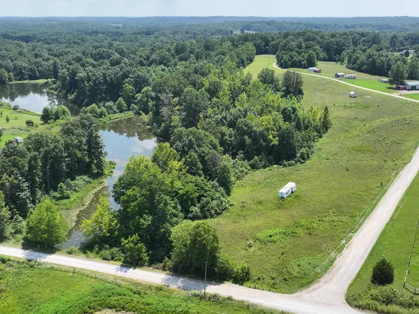 5746 N La Salle Estates Ln, Bloomfield, IN 47424