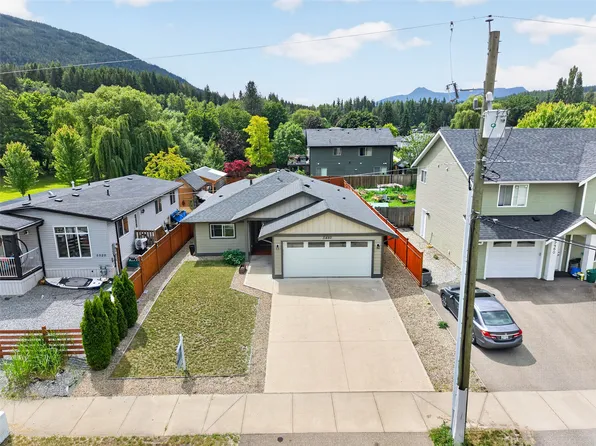 5480 Canoe Beach Dr NE, Salmon Arm, BC V0E 1K0