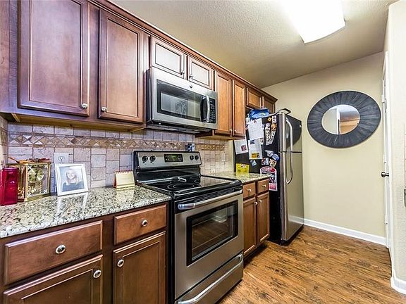 2nd image of 917 & 919 Robineta Ln