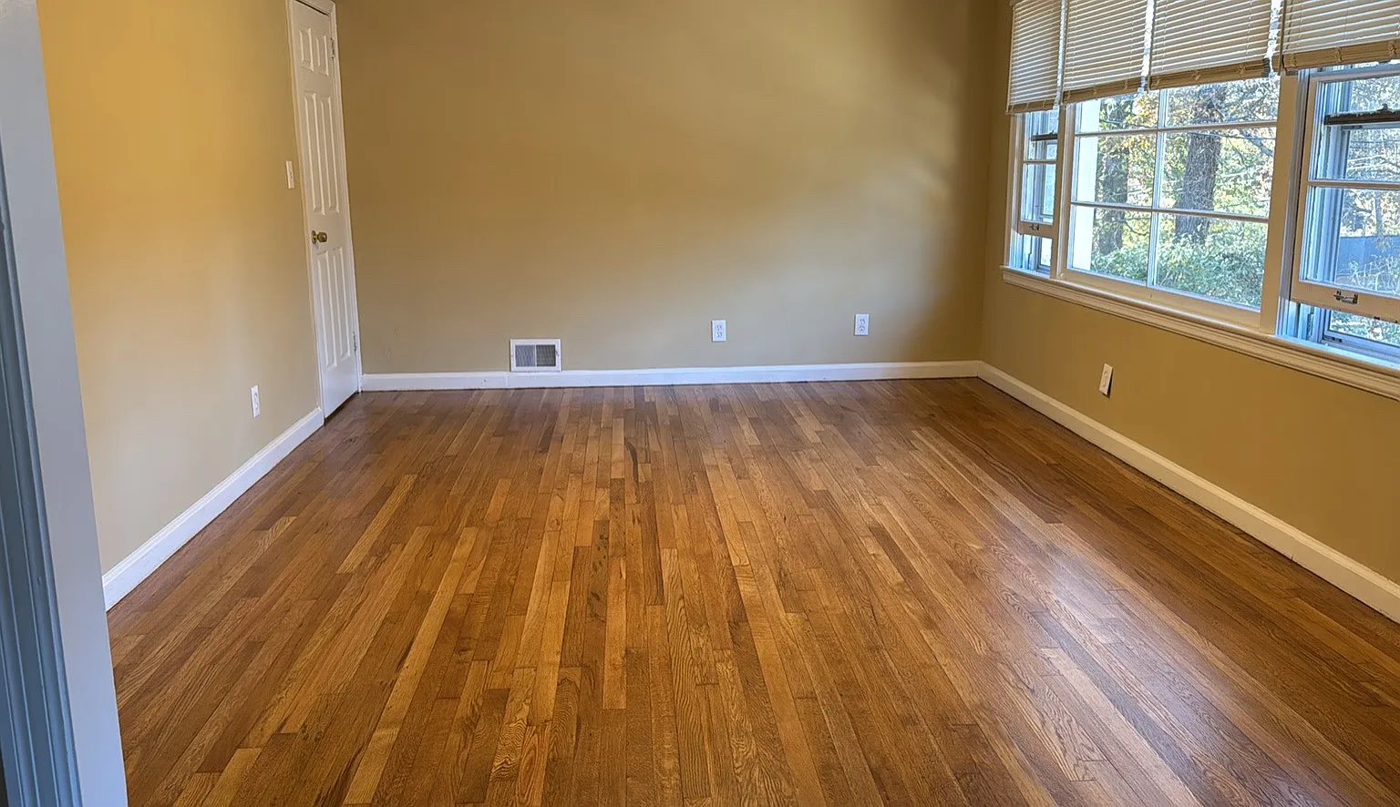 899 Parkway Dr SE — Photo 3
