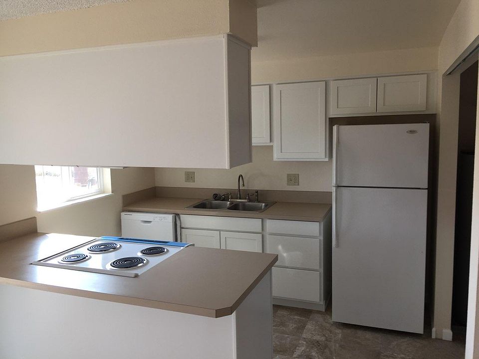 Kitchen with all standard appliances and garbage disposal