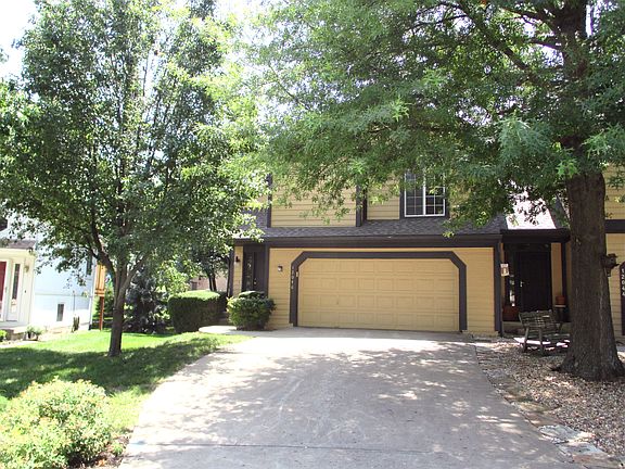 Home sits in a cul-de-sac.