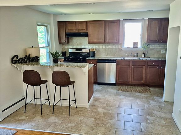 3rd image of 259 Ridgedale Cir