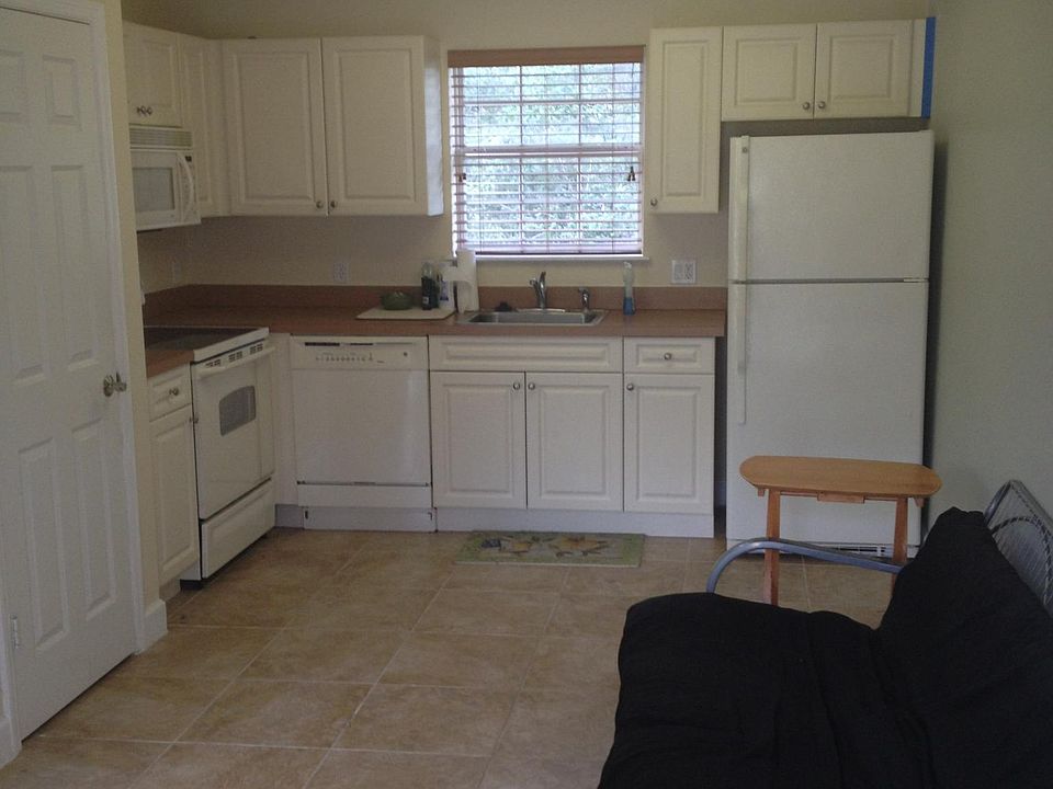 Kitchen area note full size appliances