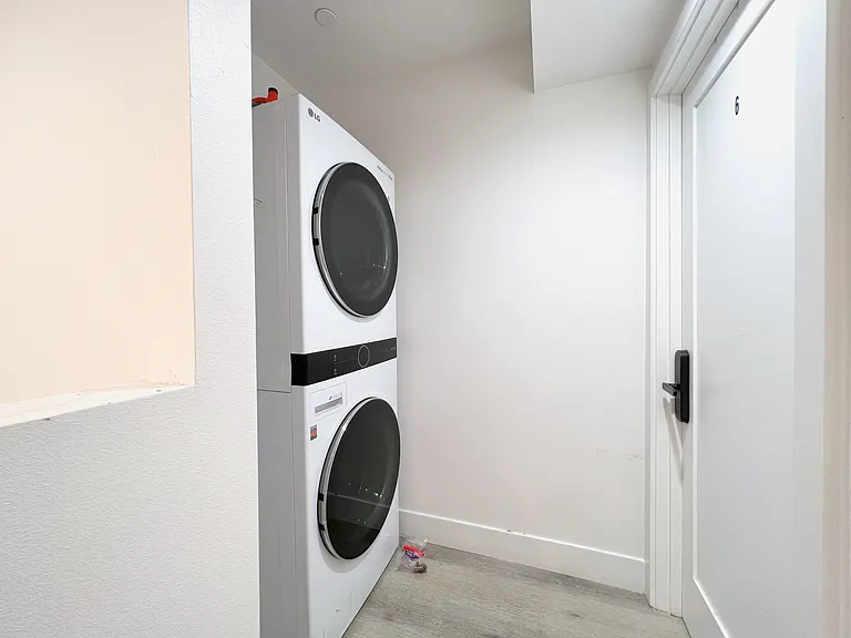 1353 1/4 W 37th St #4 — Photo 11