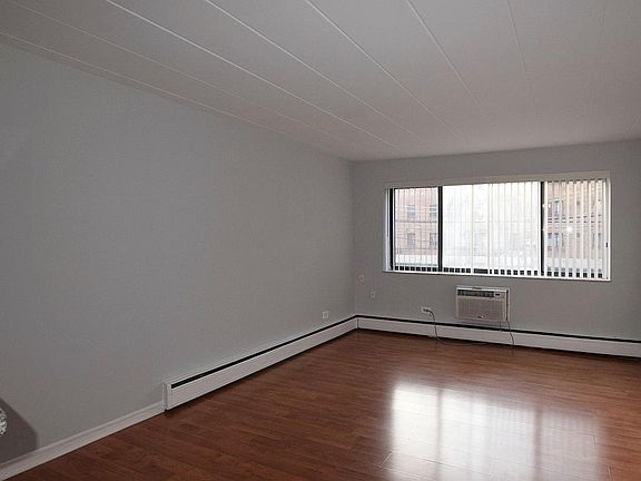 3rd image of 6011 N Kenmore Ave