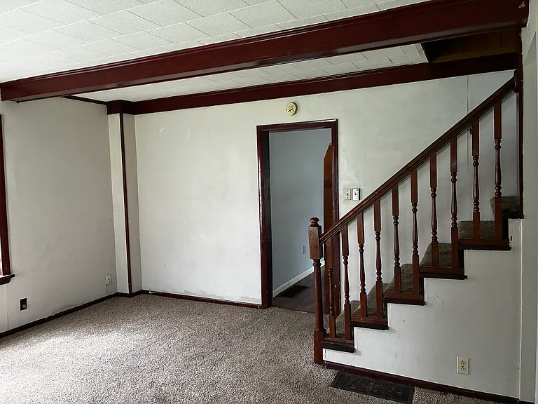 613 Lott St — Photo 2