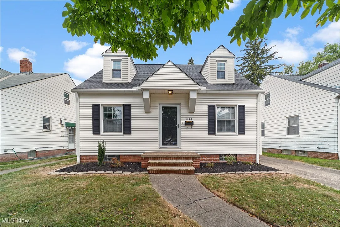 1114 Irving Ave photo 1