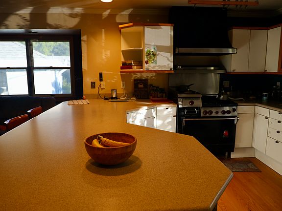 Kitchen with handsome counter