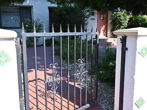 3rd image of 2034 N El Molino Ave
