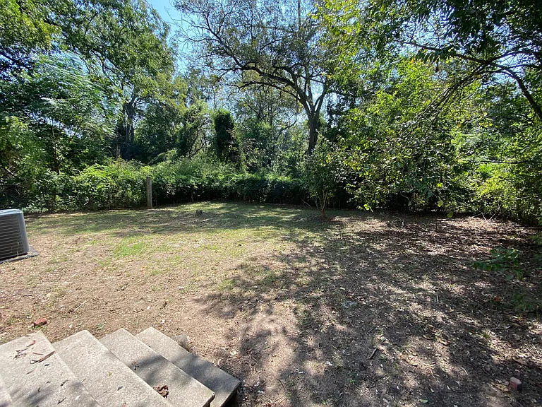 1206 E Rusk St — Photo 9