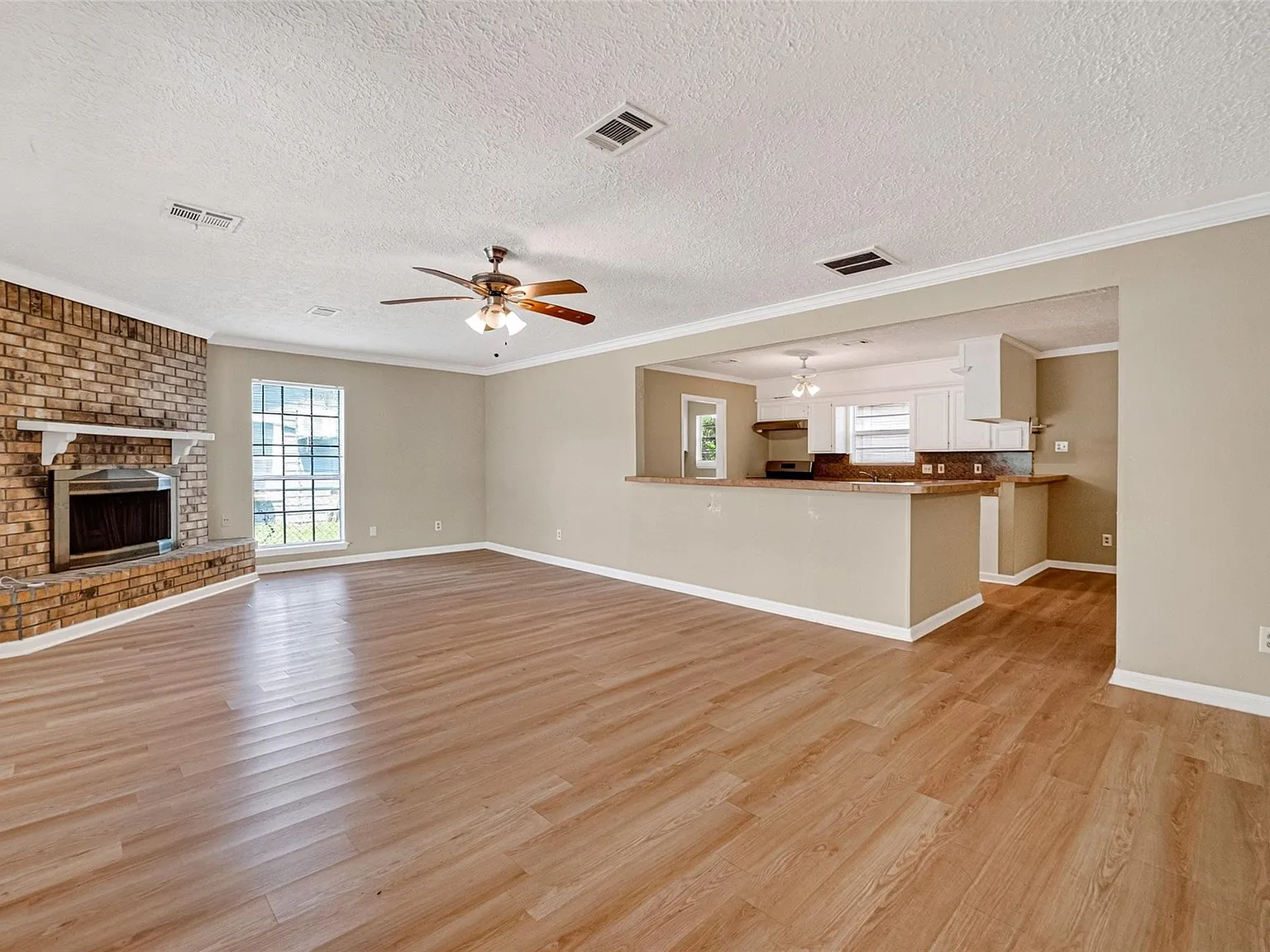 3 bed, 2.0 bath, 1786 sqft, $1,900 — Photo 4