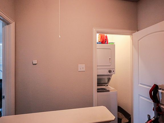 3rd image of 301 E Lamar St #1