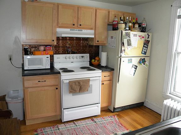 3rd image of 2215 Como Ave