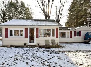 32 Grove St, Oak Ridge, NJ 07438