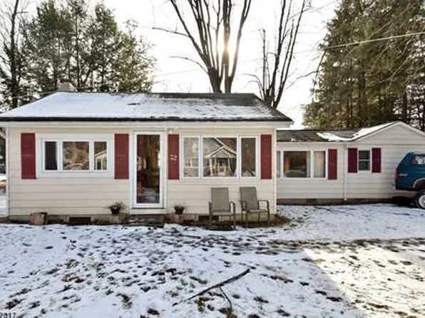 32 Grove St, Oak Ridge, NJ 07438