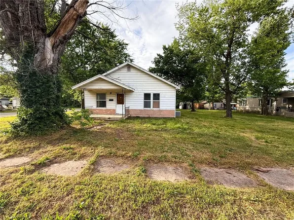 1101 E Sycamore St, Columbus, KS 66725