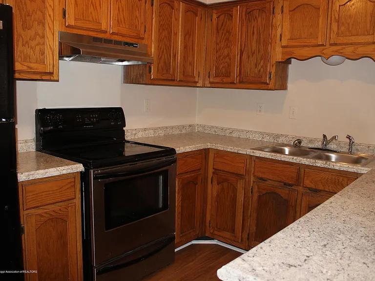 7090 Greenbriar Dr — Photo 4
