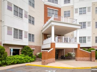 189 Forest Ave #216, Paramus, NJ 07652